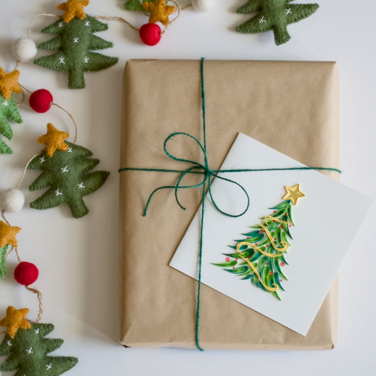 Gold Garland Christmas Tree Quilling Card