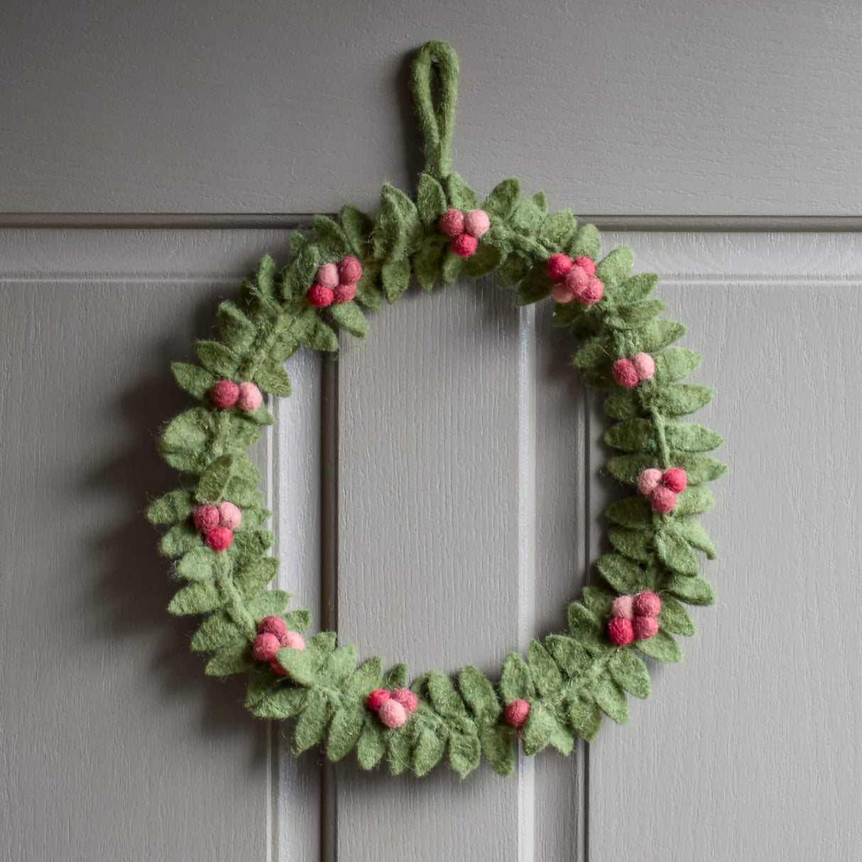 Gry & Sif big green wreath with red berries, natural festive holiday decoration, lush greenery and vibrant berry accents