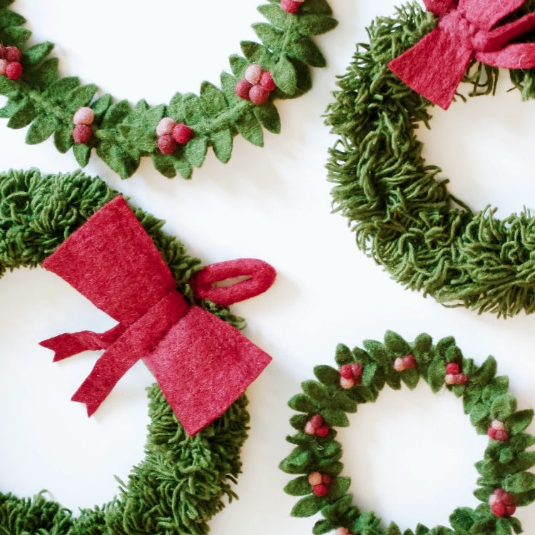 Big green wreath with red berries, festive holiday decoration by Gry & Sif, featuring lush evergreen foliage and vibrant berry accents.