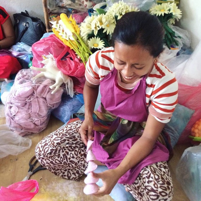 making felt flowers