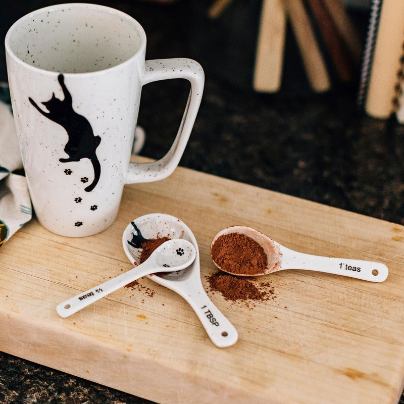 cat paws measuring spoons